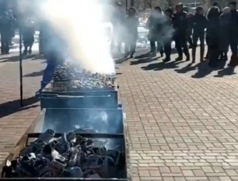 Мясокомбинат "раздал" на площади 22 тысячи гривен (видео)