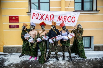 Россиянки устроили протест, обнажив груди