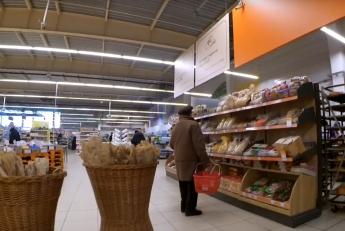 Мелитопольцы продолжают разбрасывать деньги в супермаркетах