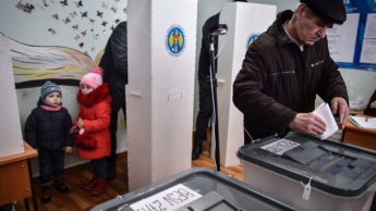 Парламентские выборы в Молдове: партию "друзей Путина" обвиняют в подкупе