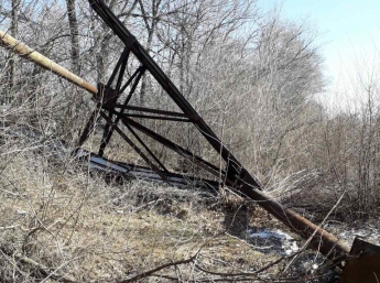 Не выдержал ветра весны: в Запорожской области рухнул билборд Порошенко (ФОТО)
