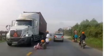 Мать с младенцем попали под колеса фуры (видео)