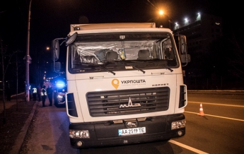 В Киеве грузовик Укрпочты столкнулся с полицейским авто (видео)