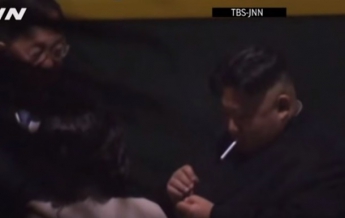 Ким Чен Ына заметили с сигаретой на вокзале (видео)