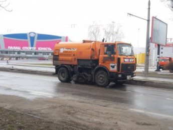 С метлами и техникой: запорожские коммунальщики убирают город к приезду Порошенко (Фото)