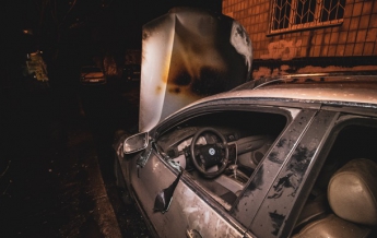 Во дворе многоэтажки в Киеве сгорело авто (фото)