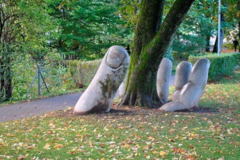 В Мелитополе в центральном парке появится философская инсталляция руки (фото)