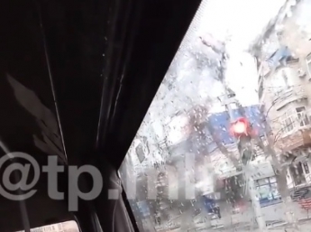 Беспощадная маршрутка - дождь поливает пассажиров прямо в автобусе (видео)