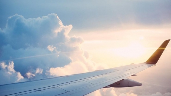 Пассажиры самолета начали массово задыхаться в небе