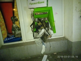 Приватбанк заплатит 50 тыс. грн за информацию о подрывниках банкомата (фото)