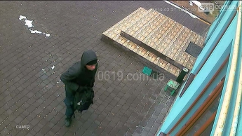 В Мелитополе на камеру наблюдения попал вор, убегающий с места преступления (фото)