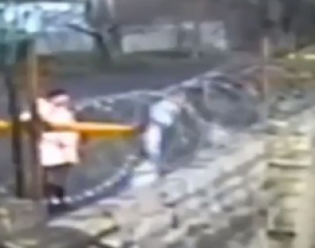 Катиться дальше некуда. Мужчина, выбрасывающий мусор в Мелитополе, "взорвал" соцсети (видео)