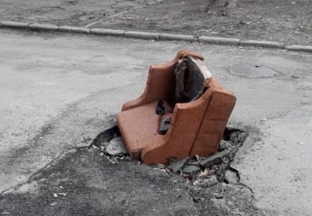 В Запорожье дорогу подлатали мебелью (фото)