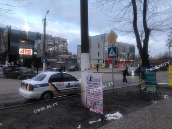 В Мелитополе правила парковки нарушают даже полицейские (фото)