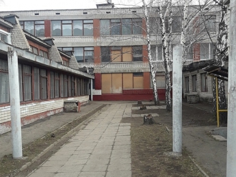 Развалины и заколоченные окна: в Запорожье одна из школ напоминает гетто (ФОТО)