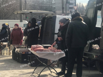 В Мелитополе мясом торгуют уже на тротуарах (фото)