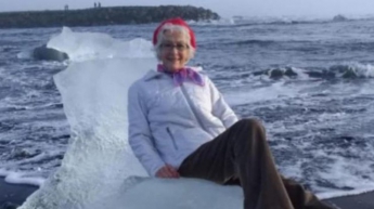 Пенсионерку унесло в воду на "ледяном троне"