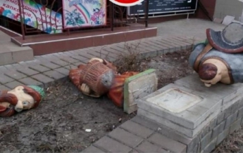 В Киеве неизвестные разгромили памятник казакам из мультика