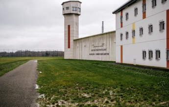 Полиция во Франции штурмовала тюрьму из-за нападения заключенного