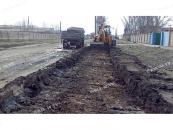 В Мелитополе на окраине города ремонтируют дорогу (фото)