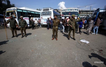 В Индии десятки человек пострадали от взрыва гранаты на остановке