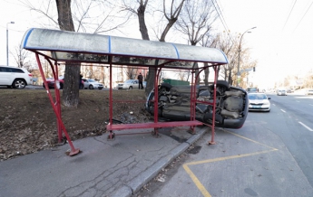В Киеве автомобиль снес остановку
