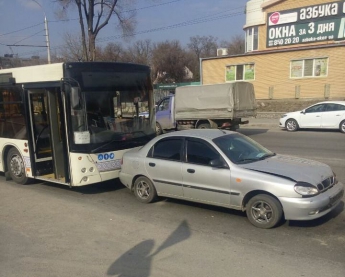 Водитель автобуса врезался в авто, стоявшее в пробке (Фото)