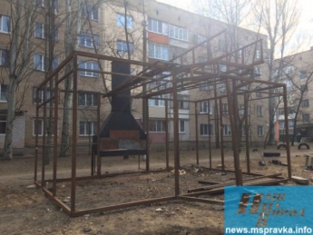 Мелитопольские бизнесмены "подсуетились" и рядом со сквером обустроили мангал (фото)