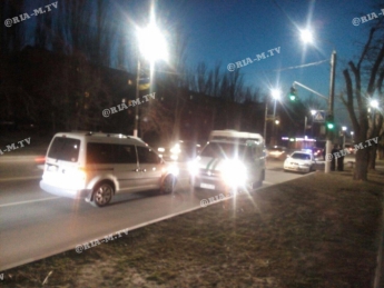 В Мелитополе на бульваре жители наблюдают «блокбастер» с участием полиции и инкассаторов (фото, видео)