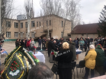 Сотни мелитопольцев пришли проститься с главным инженером КП Жилмассив (фото)