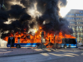 В центре Стокгольма взорвался пассажирский автобус: первые фото и видео