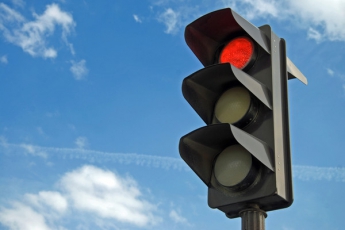 Не такой уж и красный - в сети показали странную реакцию водителей на светофор (видео)