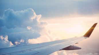 Пассажиров самолета напугал странный объект в небе (видео)