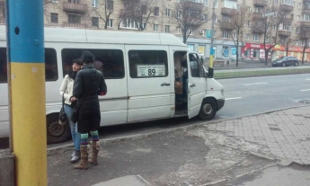 Водитель запорожской маршрутки вернул ребёнку потерянный телефон