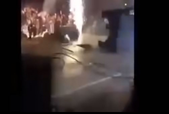 В Донецке Газманов на концерте провалился под сцену: видео