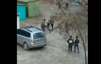 В Харькове пятеро детей избили мужчину (видео)