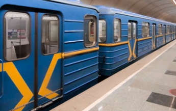 В Киеве пассажир упал под поезд метро