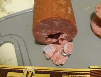 Мелитополец обнаружил в колбасе несъедобные ингредиенты (фото)