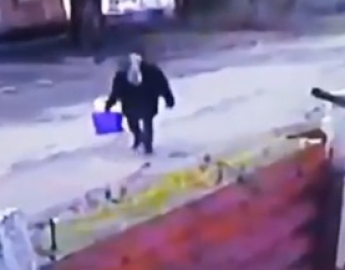 В Мелитополе мусорные "маньяки" терроризируют улицу (видео)