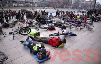 Велосипедисты устроили лежачую акцию протеста у Киеврады (фото)