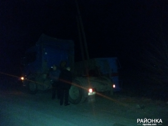 В Запорожской области водитель фуры не сразу заметил, что "потерял" прицеп (Фото)