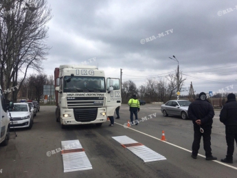 На въезде в Мелитополь останавливают все фуры (фото)
