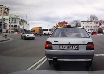 Мелитопольский автомобилист показал опасные маневры "водятлов" (видео)