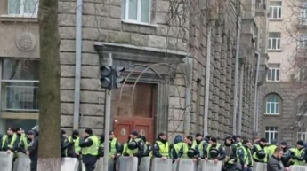 В центр Киева стянули полицию и перекрыли улицы