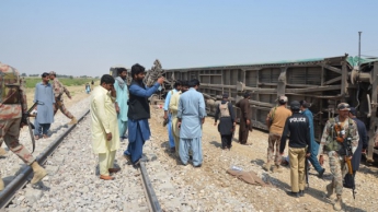 В Пакистане из-за взрыва сошел с рельсов поезд: есть погибшие и раненые