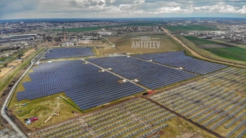 Впечатляющие кадры солнечной электростанции под Мелитополем показали с высоты (фото)