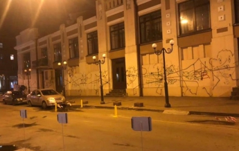 В Одессе вандалы разрисовали стену драмтеатра