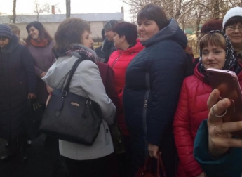 Учителя запорожского райцентра начали забастовку из-за трехмесячной невыплаты зарплаты