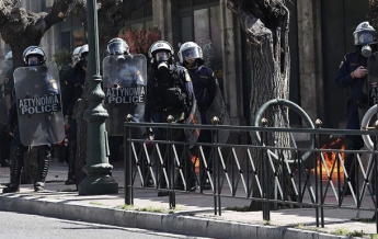 В Афинах студенты забросали полицию коктейлями Молотова (видео)