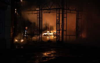 В Киеве на рынке сгорели магазин и кофейня (видео)